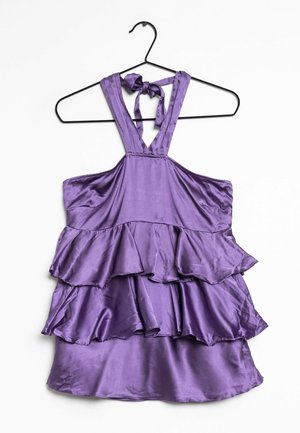 Lila Satin Abendkleid mit einem gestuften Rüschendesign und Halterneck, ausgestattet mit Spaghettiträgern und einem Schleifendetail am Hals.