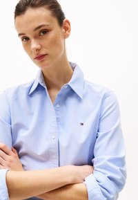 Tommy Hilfiger OXFORD - Chemisier - joanna floral border / blue