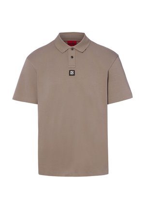 Beige polo met korte mouwen, kraag, twee knopen en een zwart vierkant label met witte tekst "HUGO" in het midden aan de voorkant.