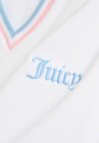 Tecido branco com decote em V às riscas azul-claro e rosa e texto bordado em azul-claro "Juicy" em letra cursiva na manga.