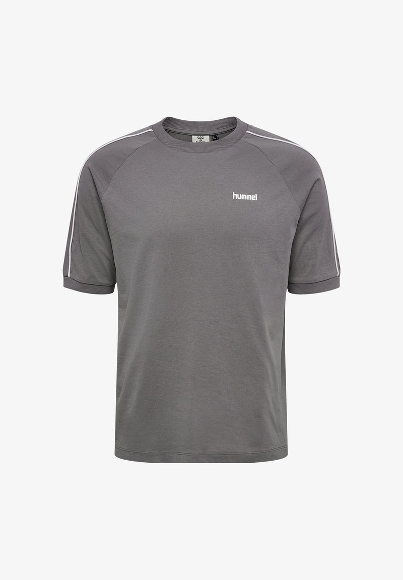 Szary sportowy t-shirt z krótkim rękawem, z białymi paskami na ramionach oraz małym logo "hummel" na lewej piersi.