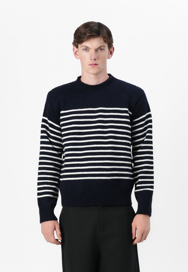 N°21 Trui donkerblauw N°21 Trui donkerblauw