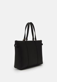 Mustat nahkakorit, joissa on kaksoiskahvat, teksturoitu pinta ja vetoketjukiinnitys. Varustettu sivustrappeilla ja minimalistisella suunnittelulla, jossa on puhtaat linjat.