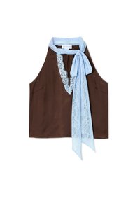 Top marrone senza maniche con scollatura rifinita in pizzo e una sciarpa leggera blu chiaro annodata al colletto. Presenta due tasche frontali.