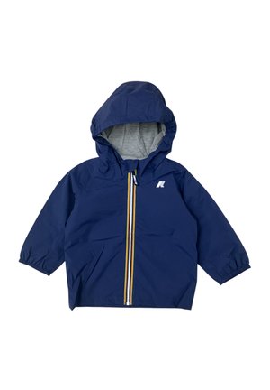 Giacca impermeabile blu navy con fodera grigia nel cappuccio, zip completa con dettagli gialli e rossi, polsini elasticizzati e dettagli del logo.