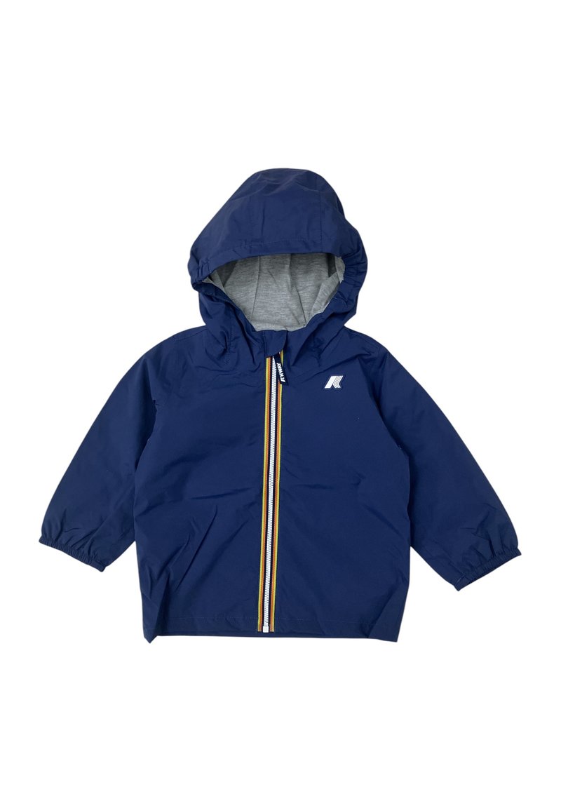 Giacca impermeabile blu navy con fodera grigia nel cappuccio, zip completa con dettagli gialli e rossi, polsini elasticizzati e dettagli del logo.