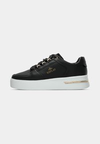 Czarne sneakersy Replay z białą podeszwą, złotymi oczkami i złotym logiem Replay z boku oraz w pobliżu pięty, na białym tle.