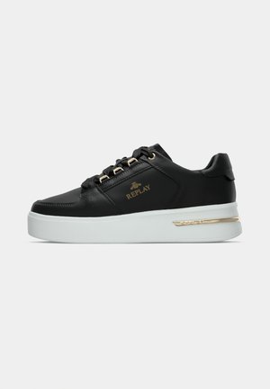 Schwarzer Replay-Sneaker mit weißer Sohle, goldenen Ösen und goldenem Replay-Logo an der Seite und nahe der Ferse, vor einem weißen Hintergrund.