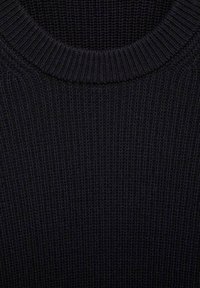 Suéter de punto negro con textura acanalada y cuello redondo. La tela parece gruesa y cálida, con costuras uniformemente espaciadas.