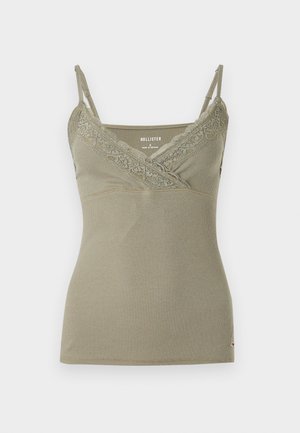 Ľahký olivovo zelený rebrovaný tank top s čipkovaným lemom na výstrihu do V a tenkými nastaviteľnými ramienkami, značková etiketa viditeľná vo vnútri výstrihu.