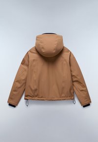 Giacca impermeabile marrone con cappuccio, polsini elastici, cordini regolabili all'orlo e una patch rotonda con logo sulla spalla sinistra.