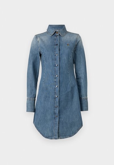 Šviesiai mėlyna džinsinė suknelė, turinti klasikinius apykaklę, ilgus rankoves ir sagčių užsegimą priekyje. Priedo yra mažas siuvinėtas logotipas.