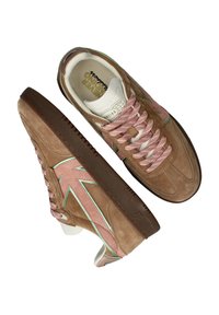 Un par de zapatillas de ante marrón con detalles en rosa, ribete en verde menta, cordones rosas y suelas de goma marrón oscuro.