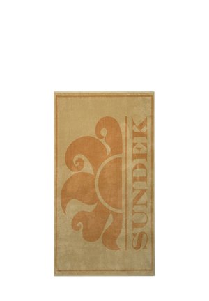 Asciugamano rettangolare beige e arancione con grafica stilizzata del sole e la parola "SUNDEK" stampata verticalmente sul lato destro.