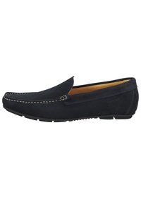 Marineblaue Wildleder-Slipper mit kontrastierenden weißen Nähten, flacher Gummisohle, seitlichem Schlupfdesign und geprägtem Logo an der Seite.