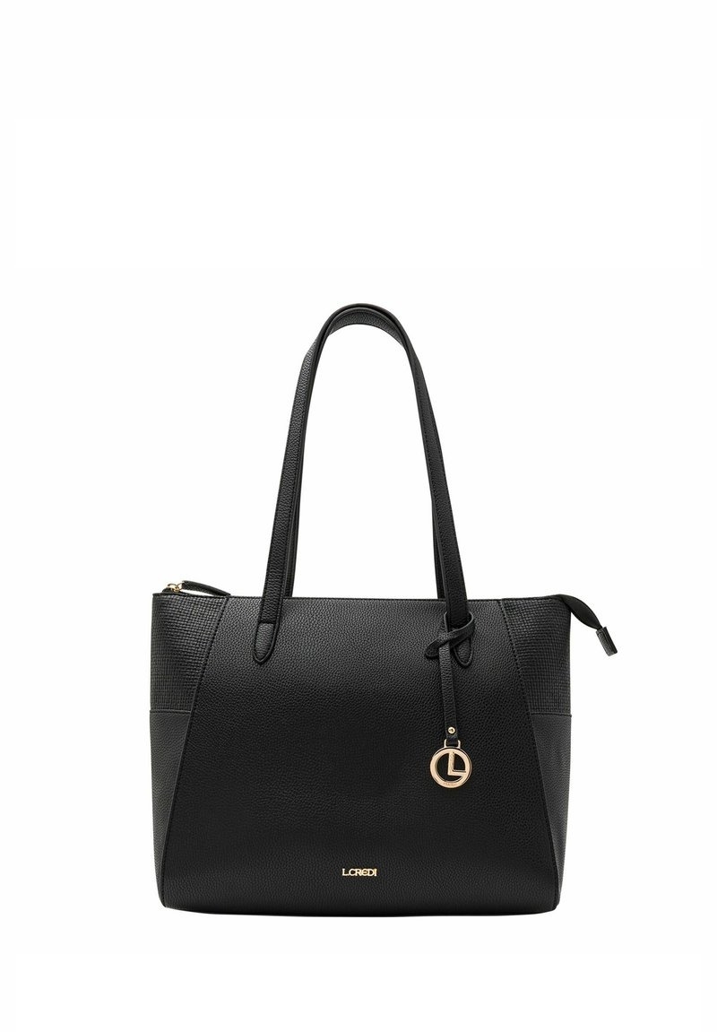 Borsa tote in pelle nera con pannelli testurizzati, doppie maniglie, finiture in oro e un ciondolo con la lettera 'L'. Chiusura superiore con zip.