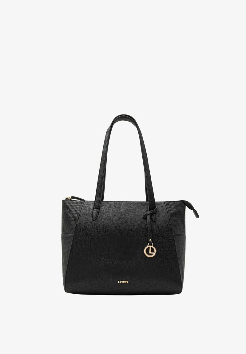 Zwarte leren tote bag met gestructureerde panelen, dubbele handvaten, gouden hardware en een hanger met de letter 'L'. Met rits te sluiten bovenkant.