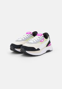 Sportovní boty s bílým síťovaným svrškem, akcenty z černé a šedé semišové kůže, neonově zelené a růžové detaily, silnou bílou mezipodešví a strukturovanou černou podešví.