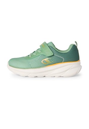 Grüner und dunkelgrüner Sneaker mit weißer dicker Sohle, gelbem Detail, Klettverschluss, Schnürsenkeln und seitlichem Logo auf weißem Hintergrund.