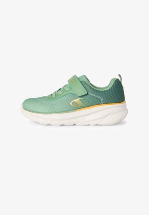 Groene en donkergroene sneaker met witte dikke zool, gele detail, klittenbandsluiting, veters en zijlogo op een witte achtergrond.
