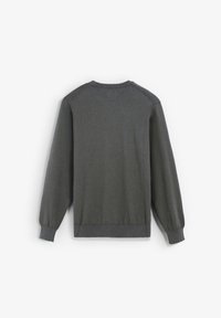 Grauer Pullover mit rundem Ausschnitt, langen, aufgepufften Ärmeln und gerippten Bündchen, gefertigt aus weichem Material mit glatter Struktur.