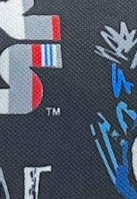 Sfondo nero testurizzato con un logo prominente che presenta accenti rossi, blu e grigi, e una scritta stilizzata in colori a contrasto.