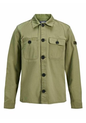 Długorękawowa, oliwkowozielona koszula zapinana na guziki, z dwoma zapinanymi na guziki kieszeniami na piersi oraz małą naszywką na lewym rękawie.