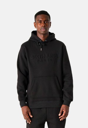 Sudadera negra con bolsillo frontal, cordón ajustable y logo en relieve "SIXTHJUNE PARIS". Hecha de una tela suave con un corte relajado.