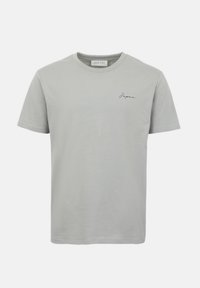 T-shirt léger gris clair à manches courtes avec col rond, petit texte "Japan" brodé sur le côté gauche de la poitrine, marque Pier One à l'intérieur du col.