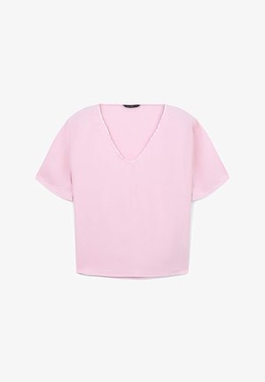 Blusa rosa a maniche corte con scollatura a V, realizzata in un tessuto leggero e morbido con una leggera lucentezza. Senza pattern né dettagli aggiuntivi.