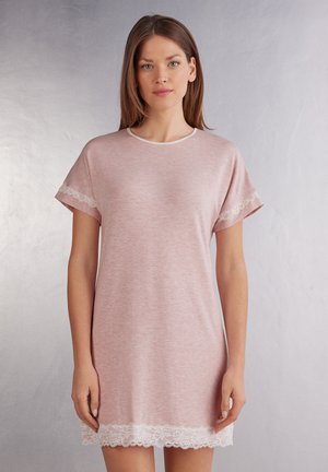 Roze nachthemd met korte mouwen en een ronde halslijn. Zoom en mouwen zijn afgewerkt met een witte kant. Zacht, lichtgewicht stof met een gemêleerd effect.