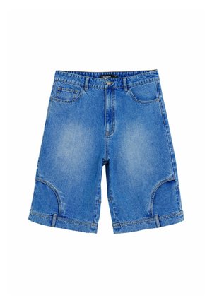 Bermudas de denim en azul claro con un diseño clásico de cinco bolsillos, con acentos cosidos y un corte recto. Cierre frontal con botón.