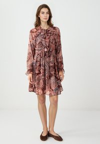 Langärmliges, gemustertes Kleid in Braun- und Rosatönen, mit einem Rüschennacken und Taillengürtel, einem schwingenden Rock und transparentem Stoff.