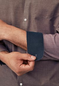 Next BUTTON DOWN OXFORD FIT - REGULAR FIT - Vapaa-ajan kauluspaita - damson pink marl