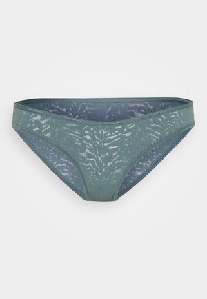 Braguitas de bikini de encaje en un azul teal suave, con un patrón floral, lados transparentes y una cinturilla ancha para mayor comodidad y ajuste.