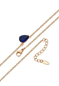 Goldplattierte Kettenhalskette mit einem tropfenförmigen blauen Edelstein, ausgestattet mit einem Karabinerverschluss und einer verstellbaren Kette.