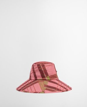 Roze bucket hat met een geruit patroon en groene en bruine accenten, gemaakt van een lichte stof, heeft een brede rand en een geborduurd logo.