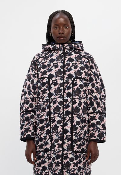 Μπουφάν με επένδυση, με λουλουδάτο μοτίβο σε μαύρο και ροζ, κουκούλα, φερμουάρ μπροστά και πλαϊνές τσέπες, με μαύρη επένδυση στις ραφές.