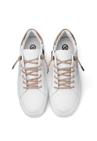 Sneaker bianche in pelle con accenti in oro rosa e lacci riflettenti, caratterizzate da una punta arrotondata e un design minimalista.