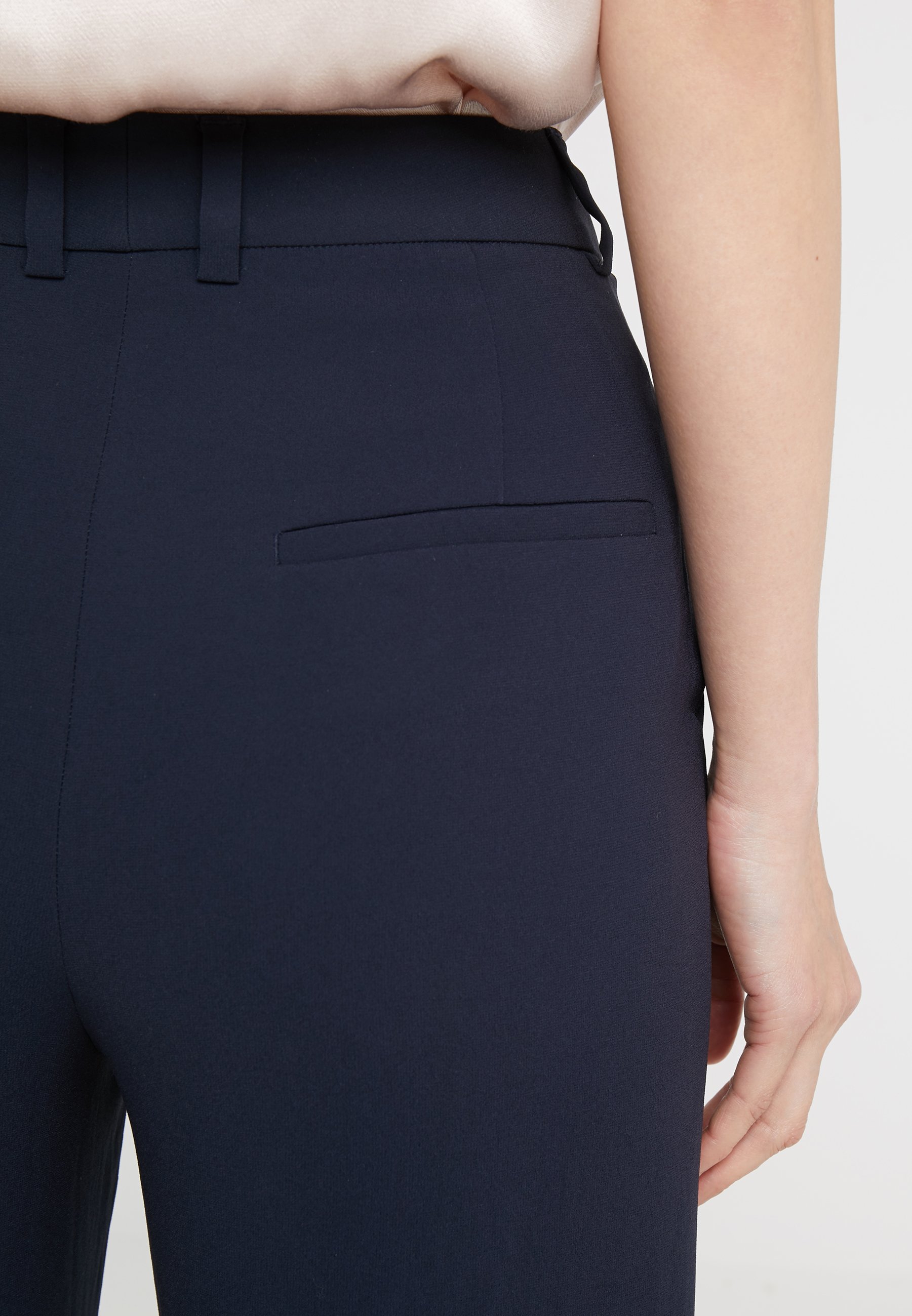 Filippa K HUTTON CREPE TROUSER Bukse navymørkeblå Filippa K HUTTON TROUSERS Bukse navymørkeblå Zalando.no