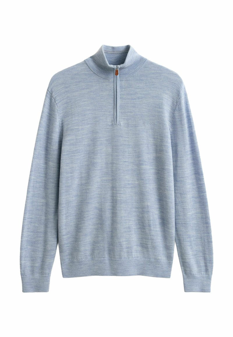 Hellblaues Langarmpullover mit Viertelreißverschluss und geripptem Kragen, Bündchen und Saum vor weißem Hintergrund.