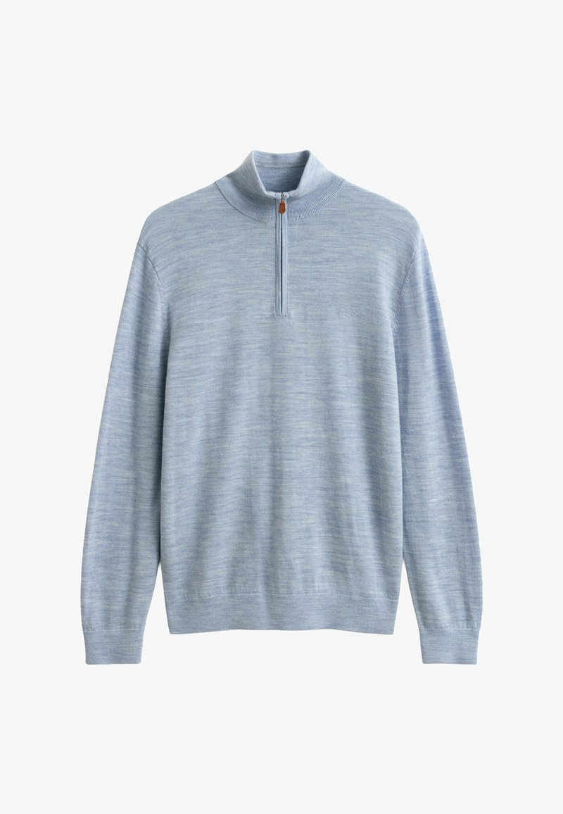 Hellblaues Langarmpullover mit Viertelreißverschluss und geripptem Kragen, Bündchen und Saum vor weißem Hintergrund.