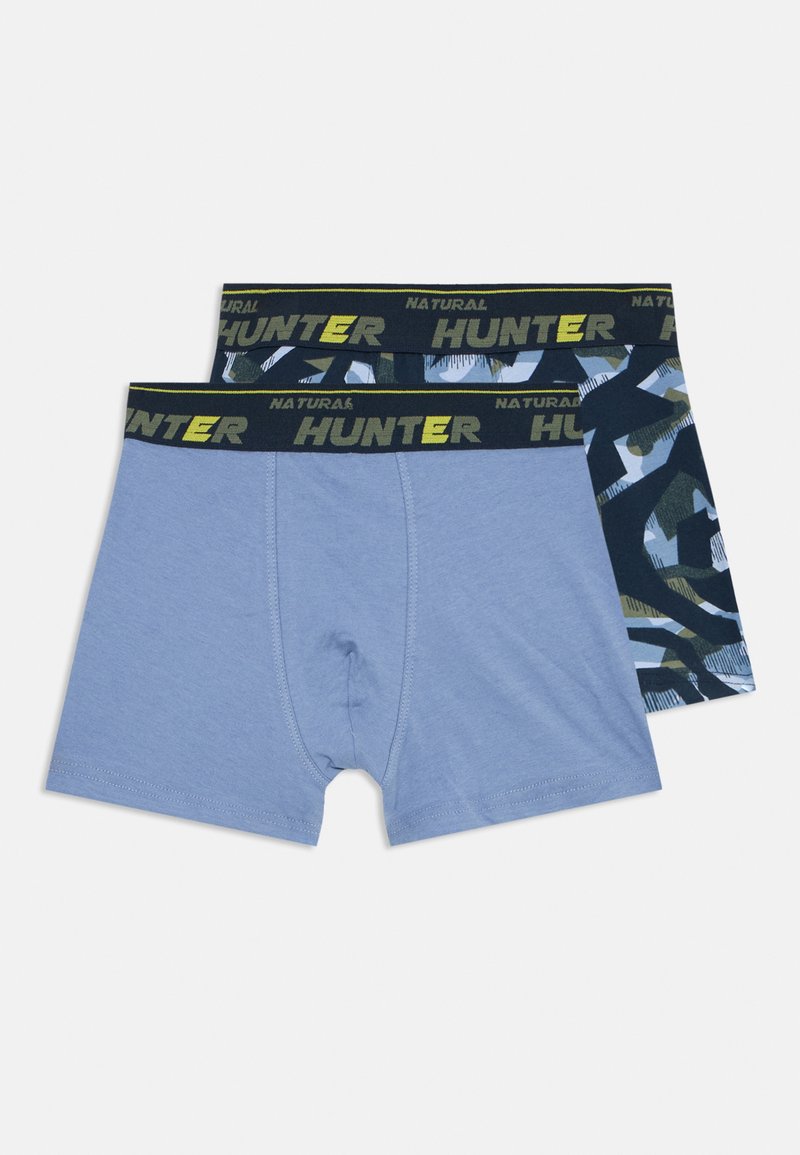 Due slip da uomo, uno blu chiaro e l'altro blu scuro con un motivo geometrico, entrambi con un elastico nero in vita etichettato "Natural Hunter."