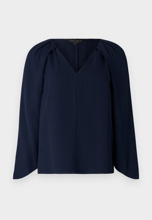 Granatowa bluzka z długim rękawem, z dekoltem w kształcie litery V, z delikatnymi fałdami na ramionach i gładką, miękką teksturą. Prosty, elegancki design.