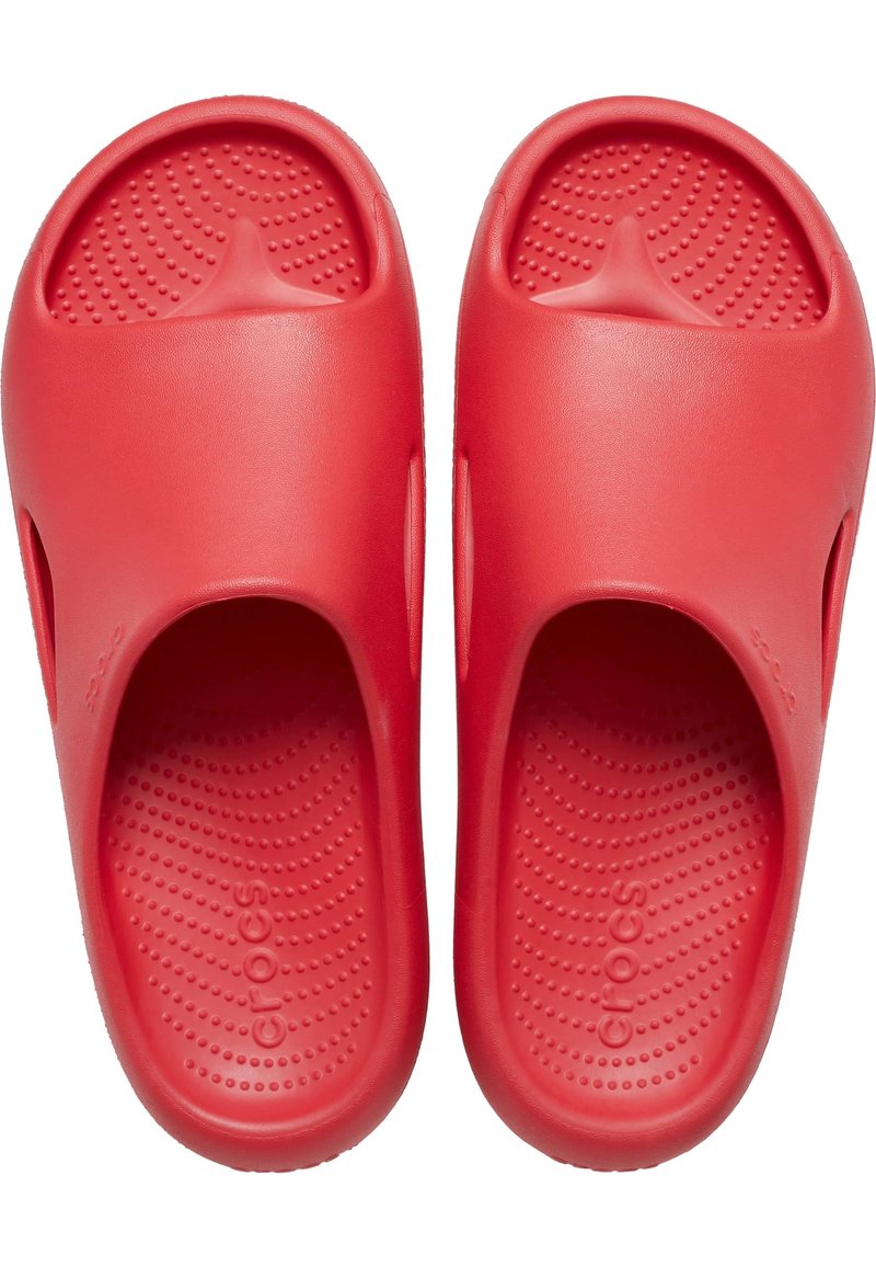 Rote Gummi-Slipper mit glatter Oberfläche, perforiertem Fußbett und ausgeschnittenen Seitendetails. Markennamen "crocs" auf einem Schuh geprägt.
