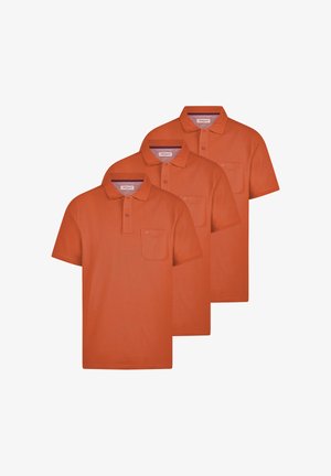 Drei orangefarbene Kurzarm-Poloshirts mit Kragen und Brusttaschen, übereinander liegend auf weißem Hintergrund angeordnet.