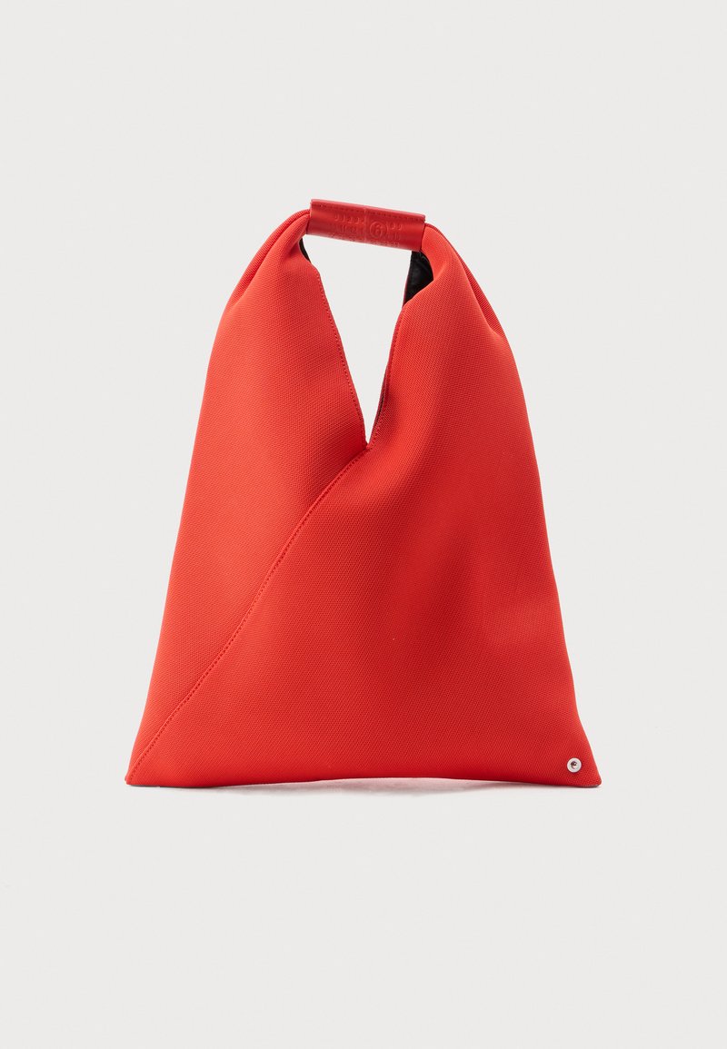 Κόκκινη υφασμάτινη τσάντα σε σχήμα τριγώνου με διπλωμένη χερούλι στην κορυφή και μικρή ασημένια λεπτομέρεια κουμπιού σε απλό φόντο.