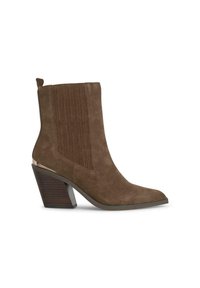 Stivaletto in suede marrone con punta affusolata, dettagli di cuciture verticali e tacco a blocco spesso e a strisce. Presenta un tassello sul retro.