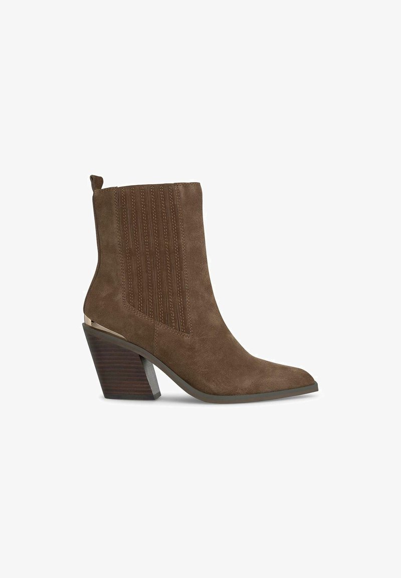 Stivaletto in suede marrone con punta affusolata, dettagli di cuciture verticali e tacco a blocco spesso e a strisce. Presenta un tassello sul retro.