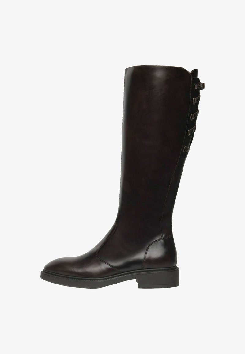 Botte haute en cuir brun foncé, montant jusqu'au genou, avec un petit talon et des brides à boucle le long de l'arrière.